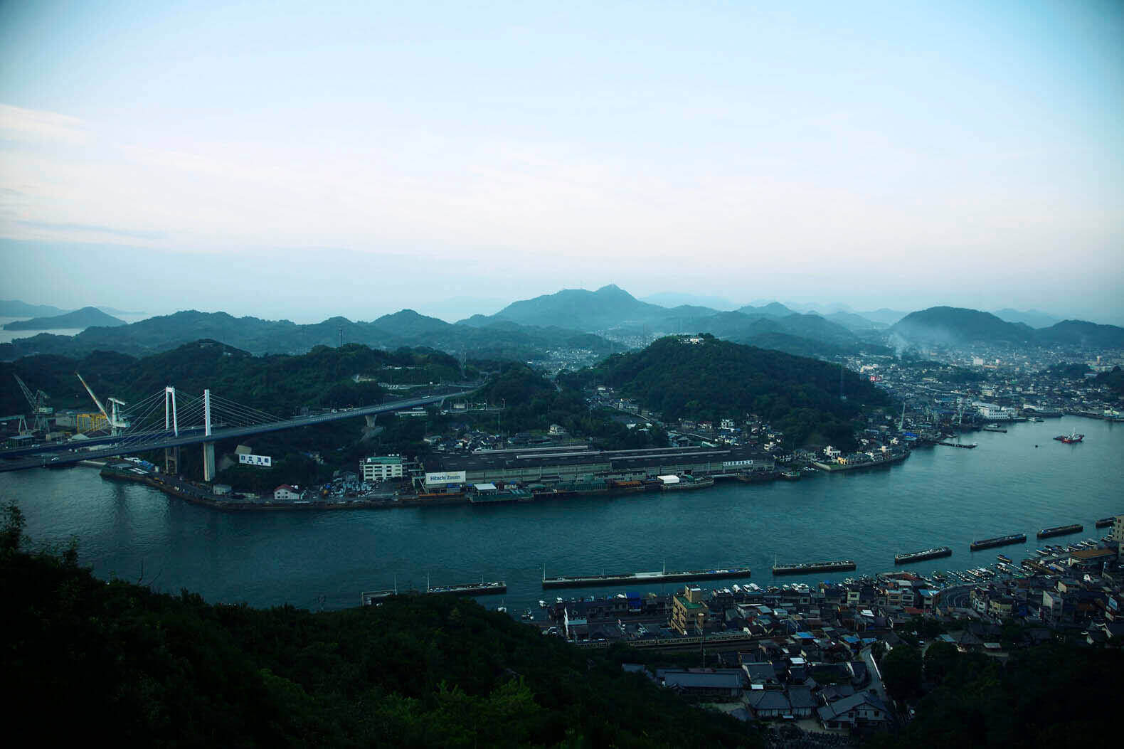 写真3_尾道浄土寺山からの風景。手前の向島から奥、瀬戸内の島々が広がります
